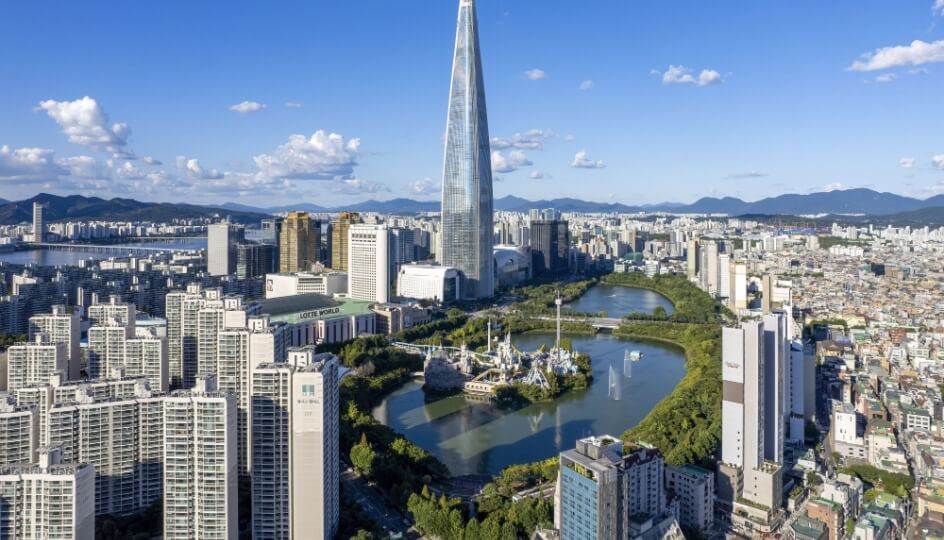 High angle view of townhouse and high rise apartments with Lotte World Tower besides Seokchon Lake in  Songpa-gu, Seoul, South Korea